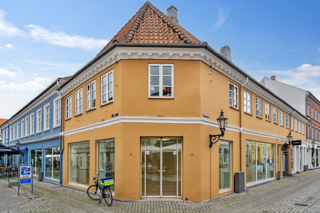 Hjørnebutik til leje på gågaden i Nyborg. Mindre butik og stor facade.