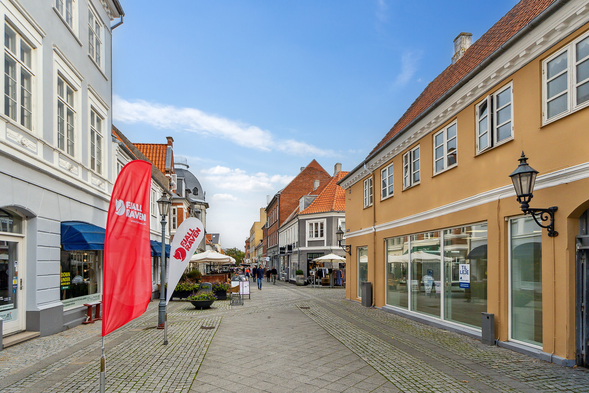 Hjørnebutik til leje på gågaden i Nyborg. Mindre butik og stor facade.