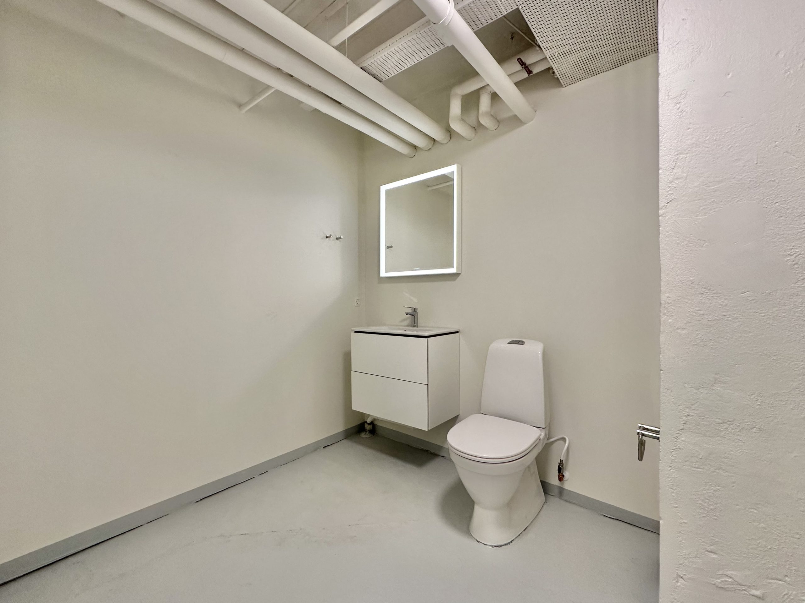 37 m2 butik & 68 m2 kælder til leje i Odense centrum