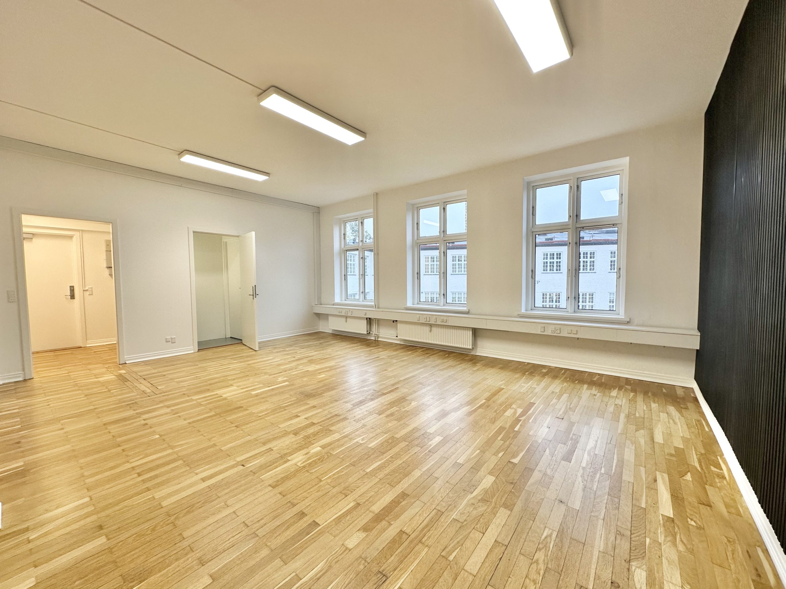 146 m² kontorlokaler beliggende i Nedergade-kvarteret udlejes!