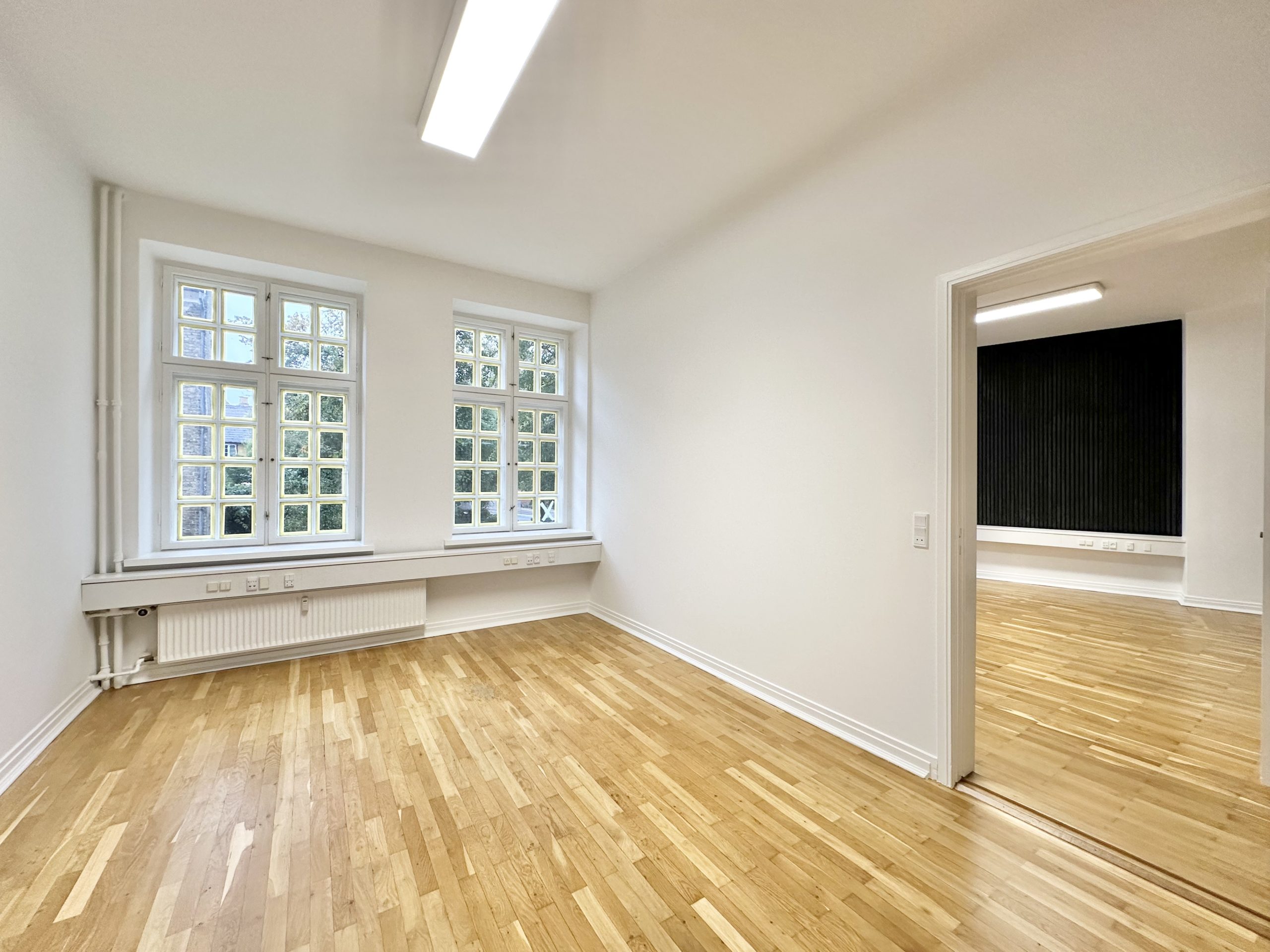 146 m² kontorlokaler beliggende i Nedergade-kvarteret udlejes!