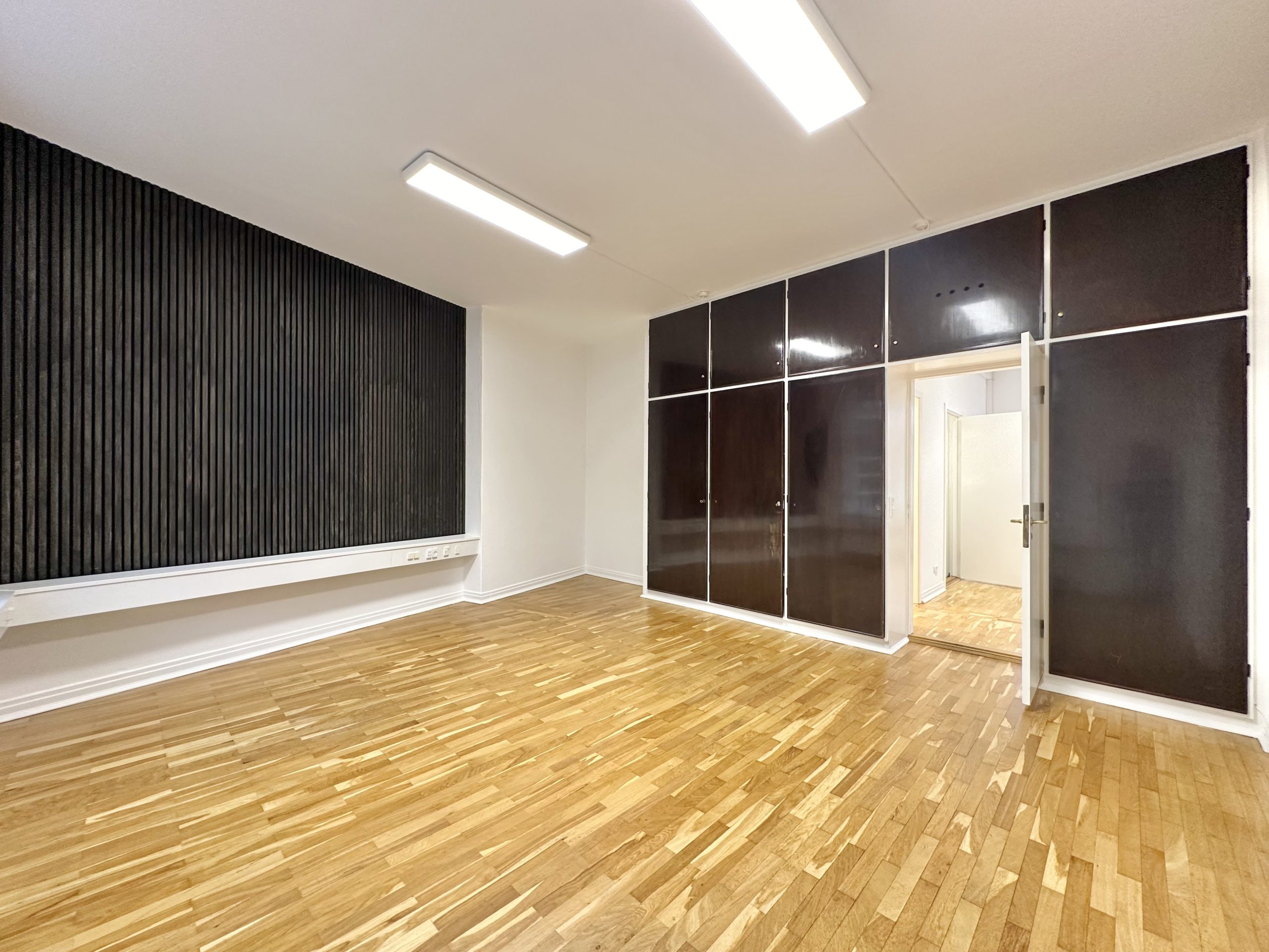 146 m² kontorlokaler beliggende i Nedergade-kvarteret udlejes!
