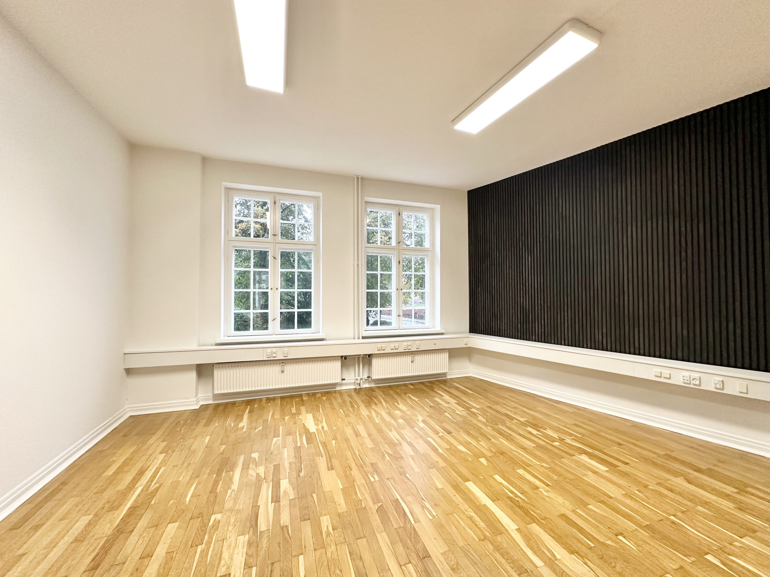 146 m² kontorlokaler beliggende i Nedergade-kvarteret udlejes!