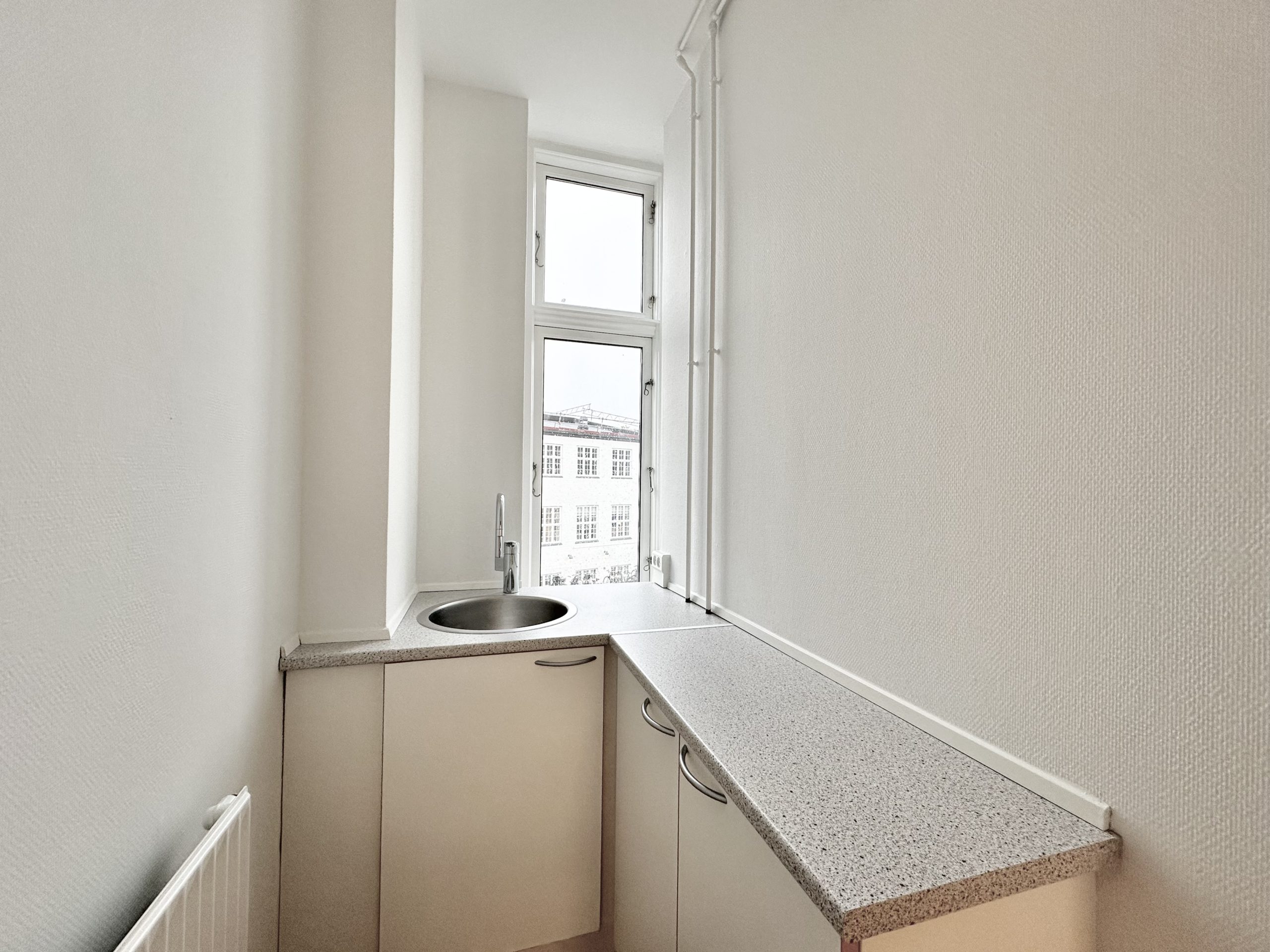146 m² kontorlokaler beliggende i Nedergade-kvarteret udlejes!