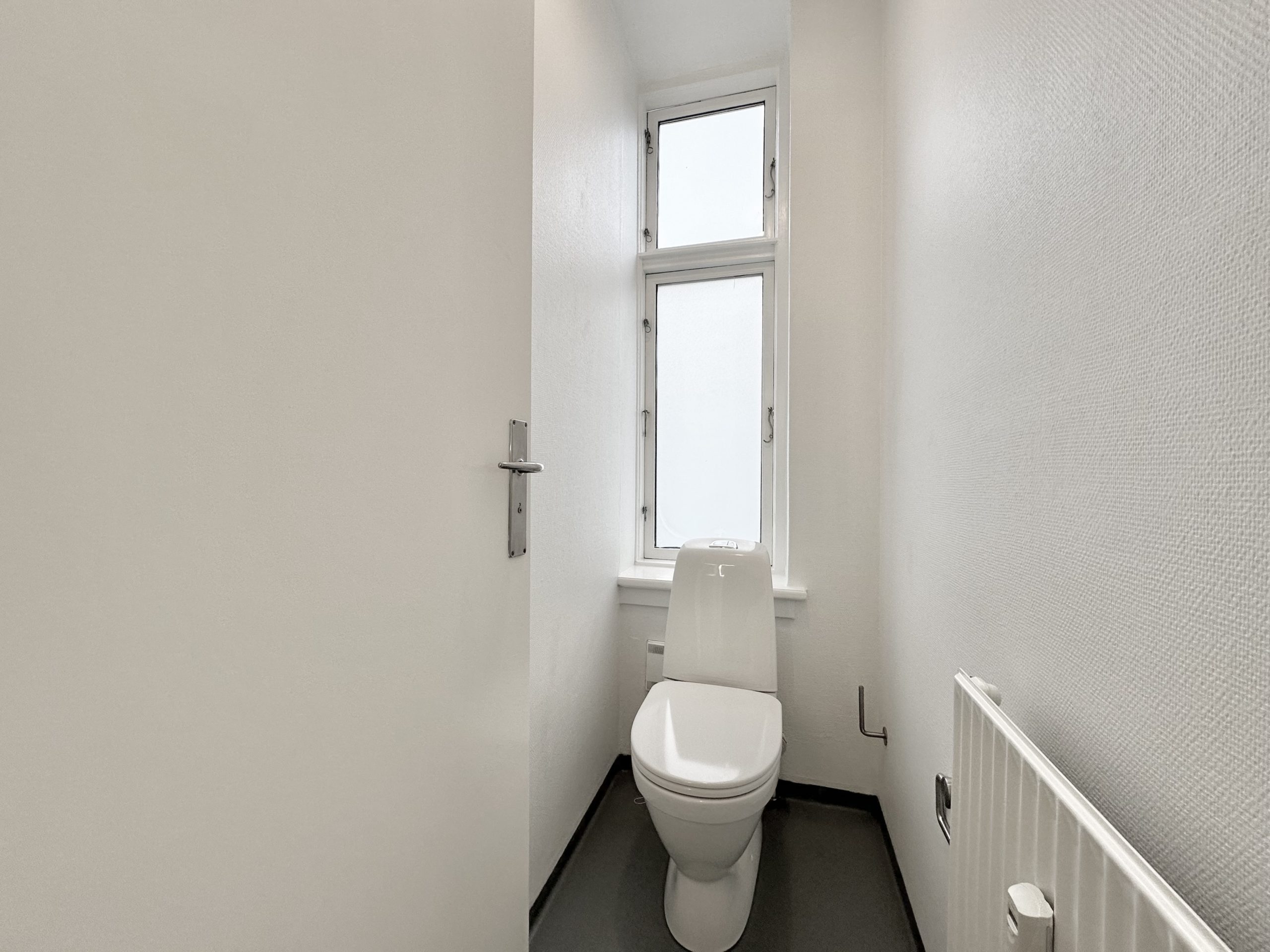 146 m² kontorlokaler beliggende i Nedergade-kvarteret udlejes!
