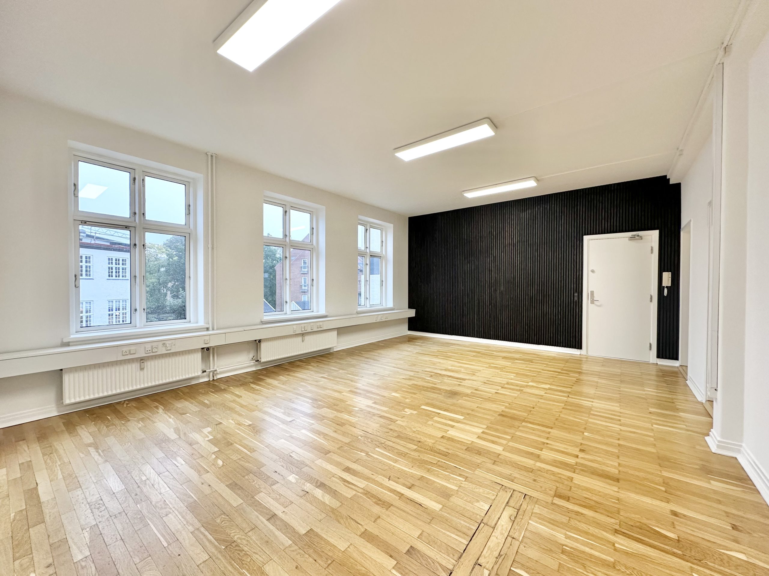 146 m² kontorlokaler beliggende i Nedergade-kvarteret udlejes!