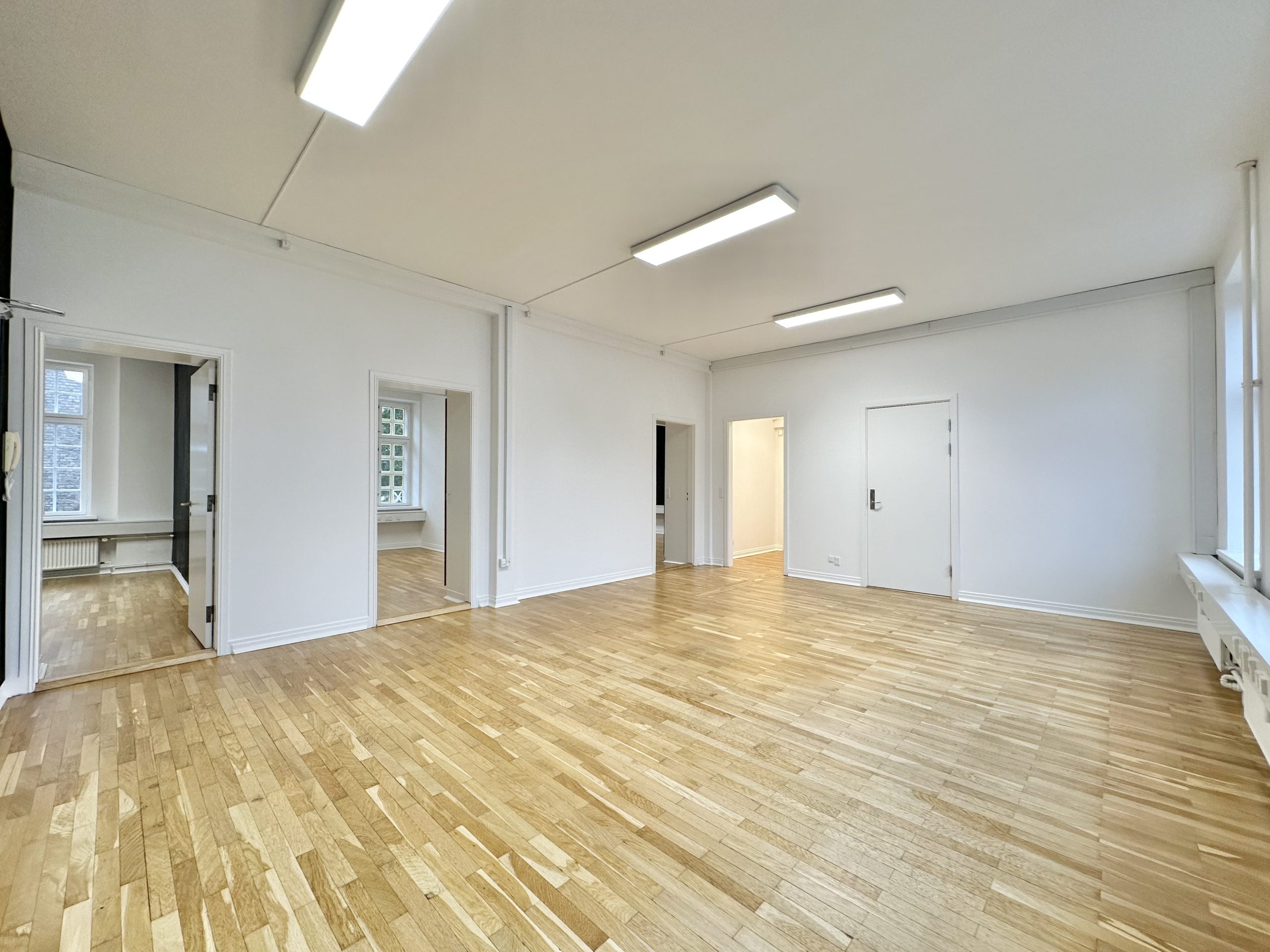 146 m² kontorlokaler beliggende i Nedergade-kvarteret udlejes!