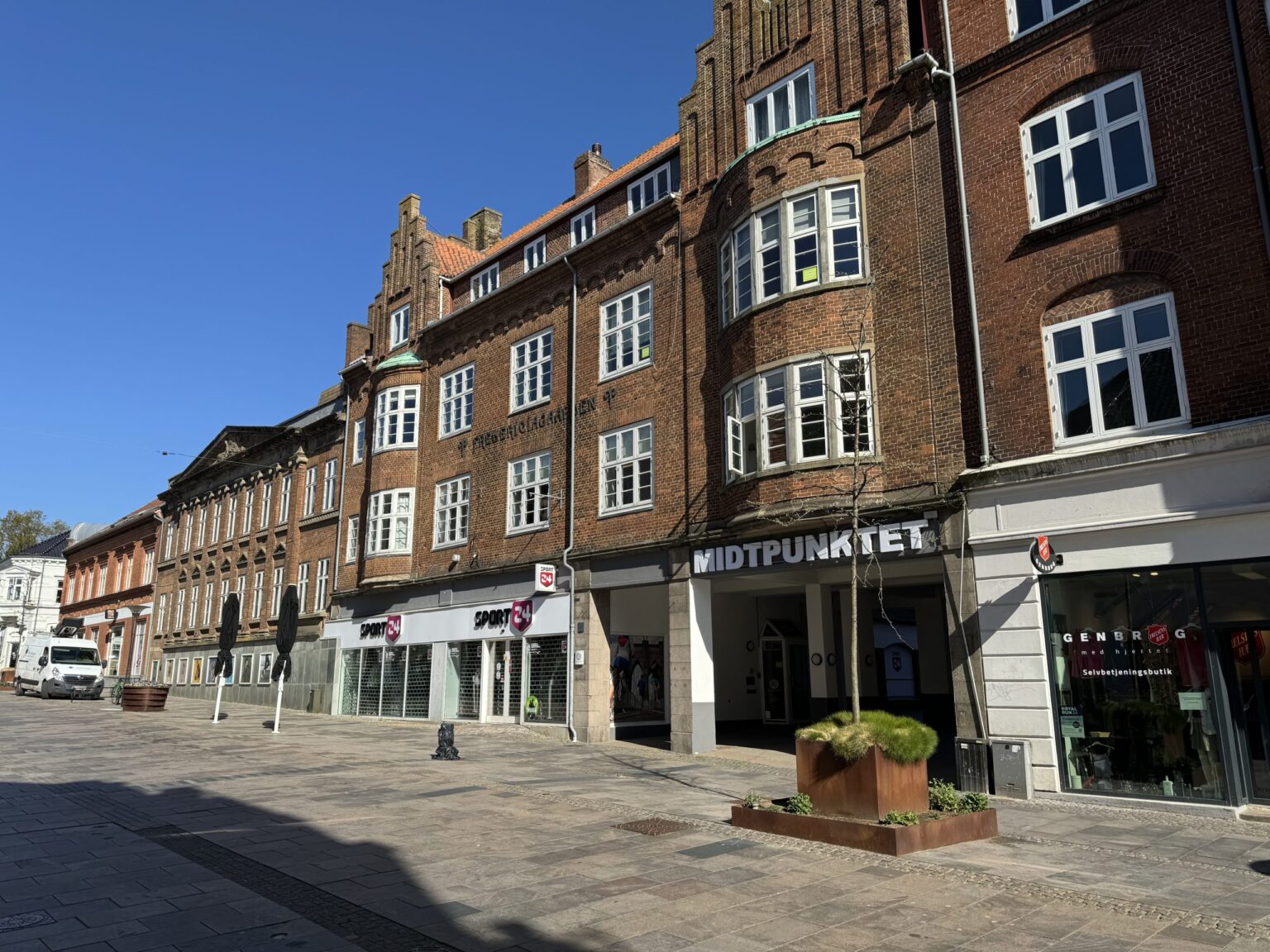 103 m² smukke kontorlokaler beliggende i gågaden i Fredericia Centrum udlejes