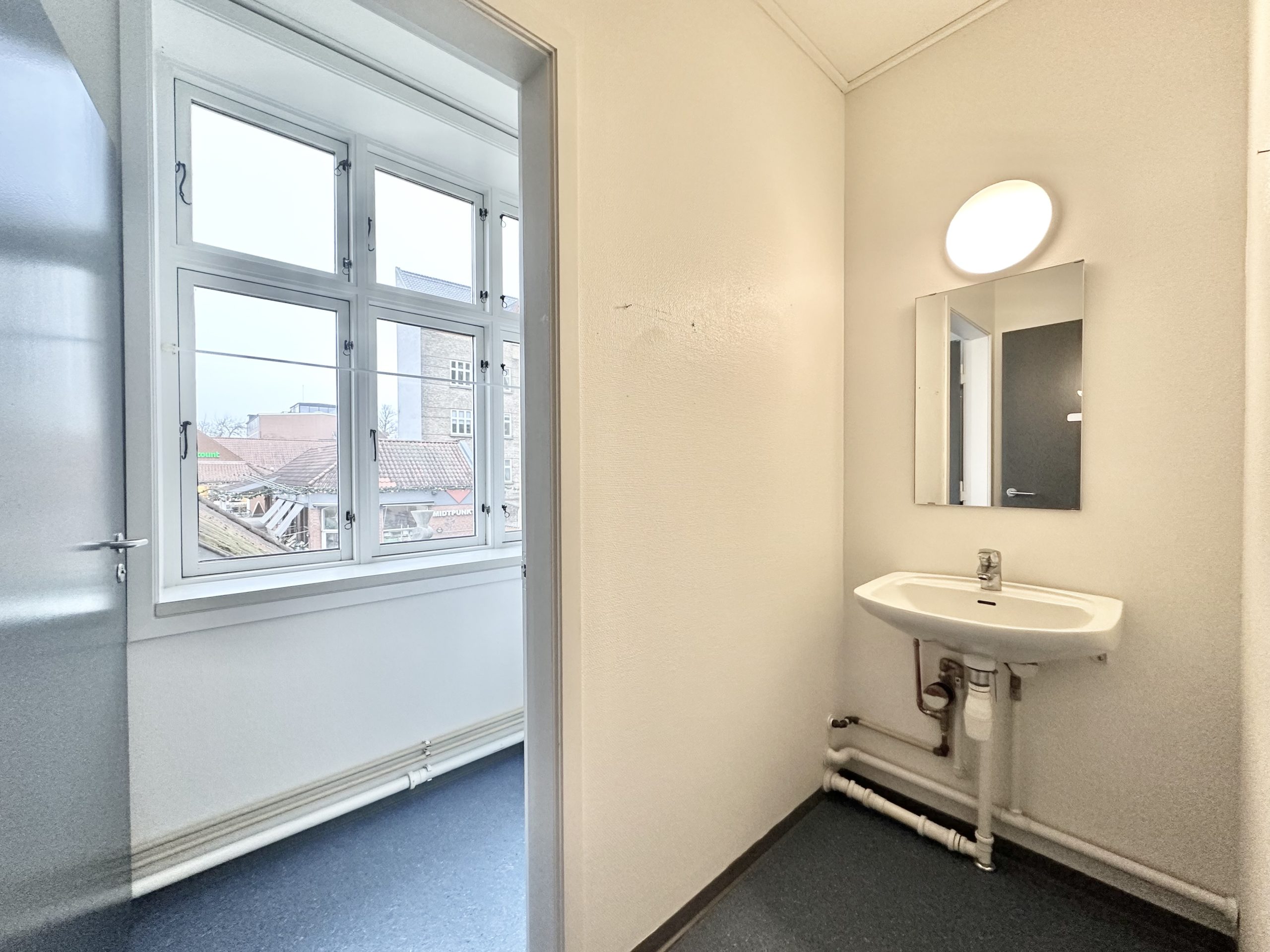 103 m² smukke kontorlokaler beliggende i gågaden i Fredericia Centrum udlejes