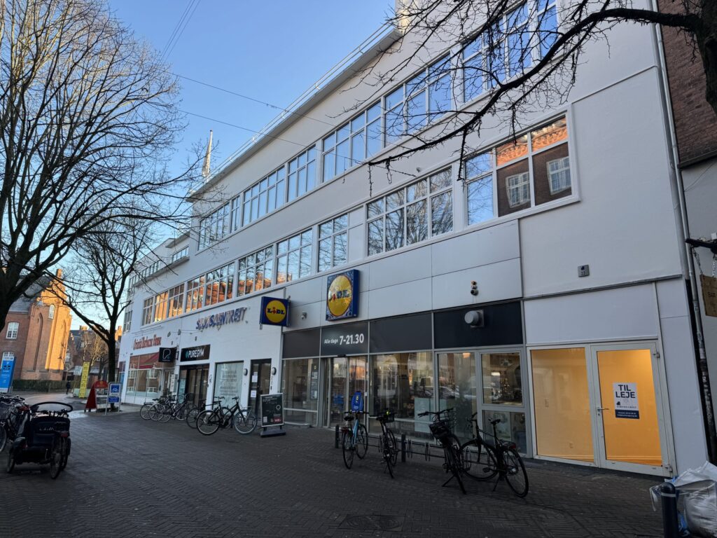 37 m2 butik & 68 m2 kælder til leje i Odense centrum