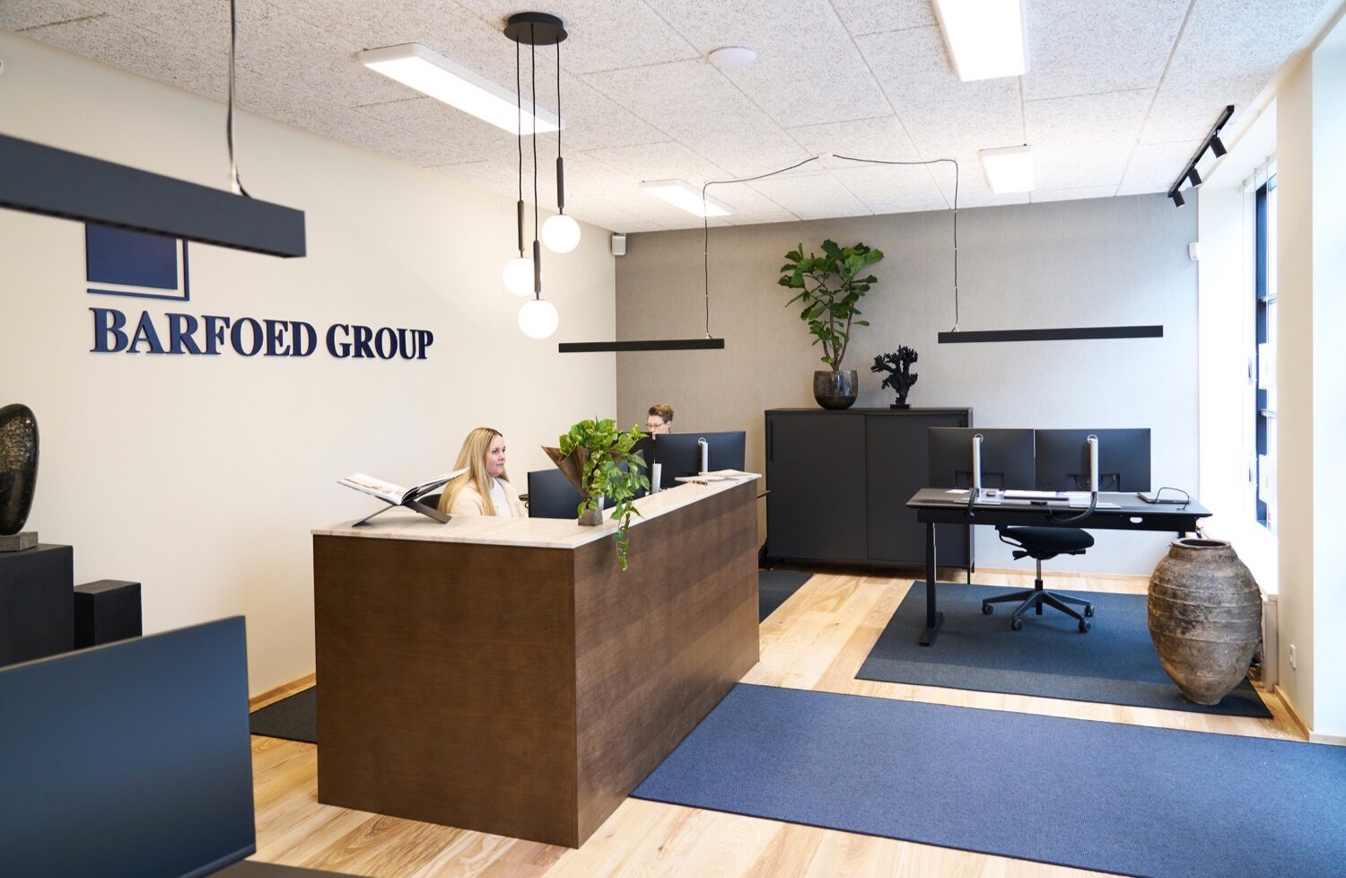 Receptionen hos Barfoed Group med medarbejdere ved skranken