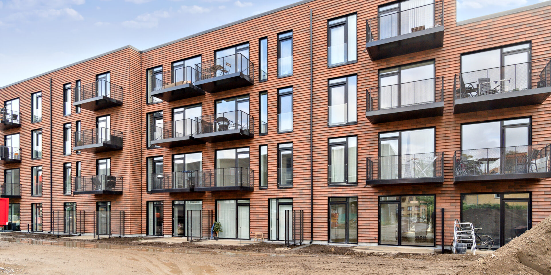 Boliglejemål på Roesskovsvej 20-26 med rødbrun murstensfacade og altaner